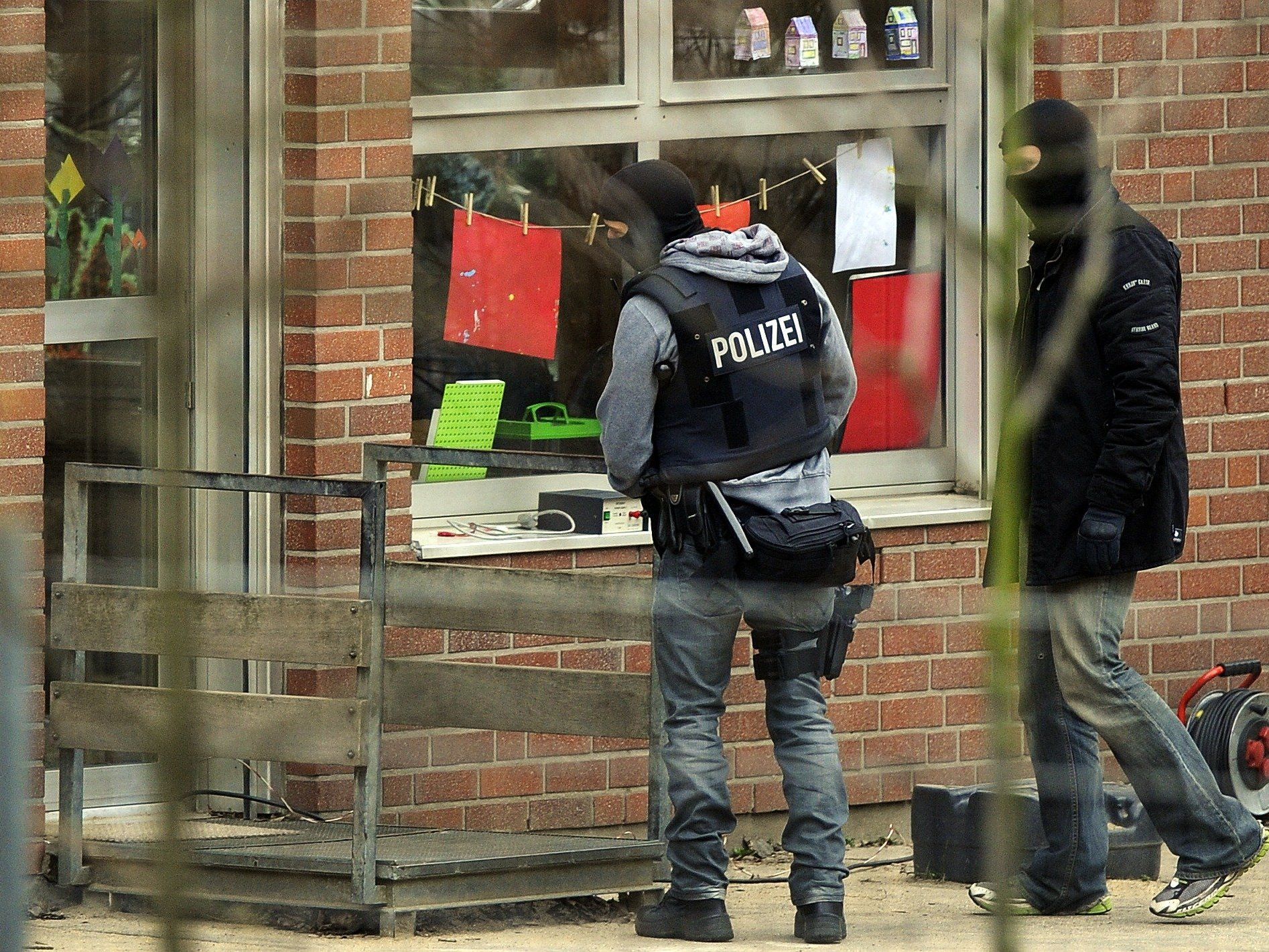 Nach Geiseldrama in Kölner Kita: Täter und Geisel verletzt. Nach Geiseldrama in Kölner Kita: Täter und Geisel verletzt.