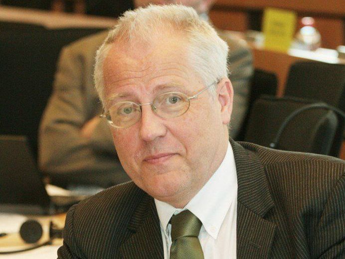 Anhand der Seite "Banken-hinter-Schranken.eu" wolle Martin aufzeigen, wie und wo Finanz-Lobbyisten im Verborgenen arbeiten. Anhand der Seite "Banken-hinter-Schranken.eu" wolle Martin aufzeigen, wie und wo Finanz-Lobbyisten im Verborgenen arbeiten.