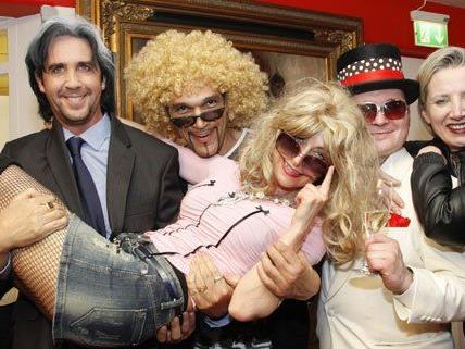 Dass Mausi mit ihrer Party unzufireden war, ließ sie sich vor der Kamera nicht anmerken. Dass Mausi mit ihrer Party unzufireden war, ließ sie sich vor der Kamera nicht anmerken.