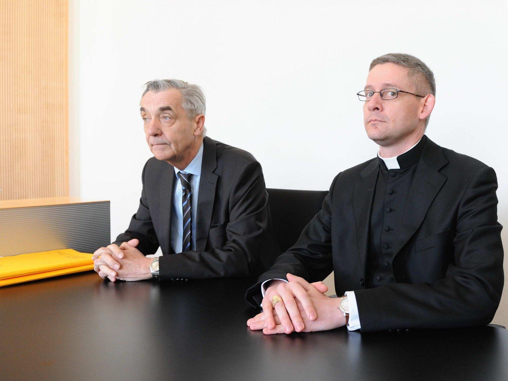 Die Schadenersatz-Prozesse gegen das Kloster Mehrerau ziehen sich bereits über ein Jahr hin: Auch Abt Anselm van der Linde (r.) musste in den Zeugenstand . Links: Mehrerau-Anwalt Bertram Grass.