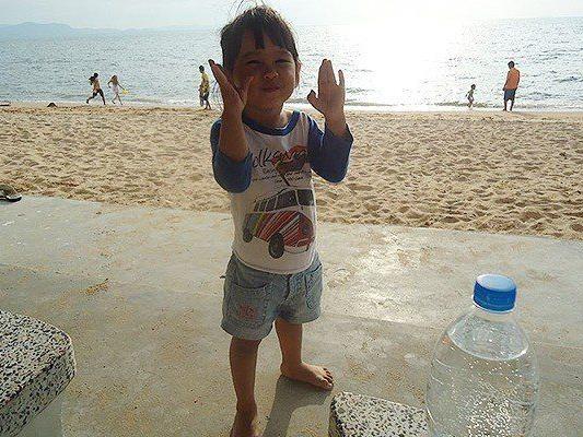 Ein Bild aus glücklichen Tagen - die kleine Manassnan "Nong Oey" Thongphu erlag ihren schweren Verletzungen.