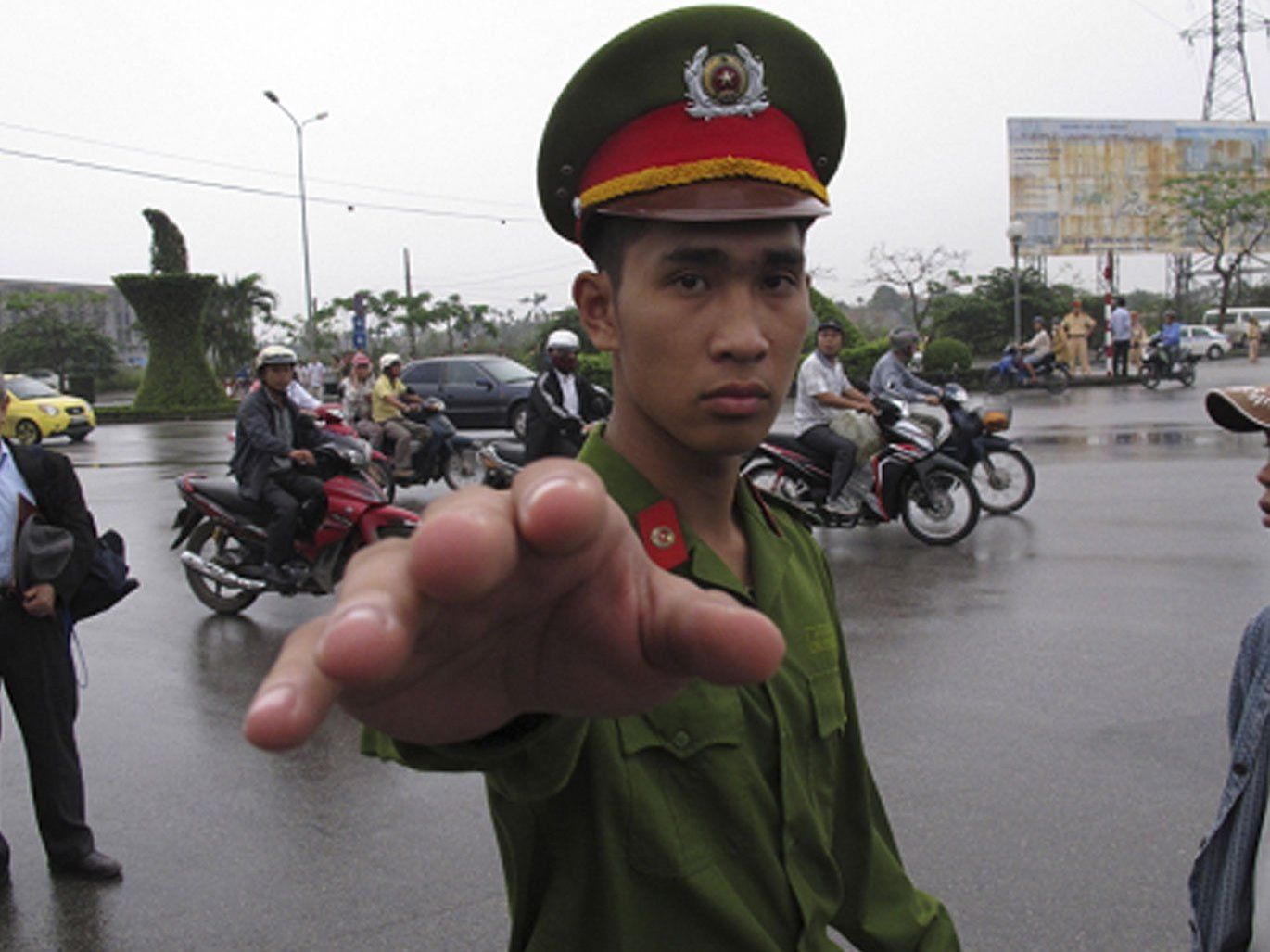 Vietnams Polizisten soll künftig lächeln. Vietnams Polizisten soll künftig lächeln.