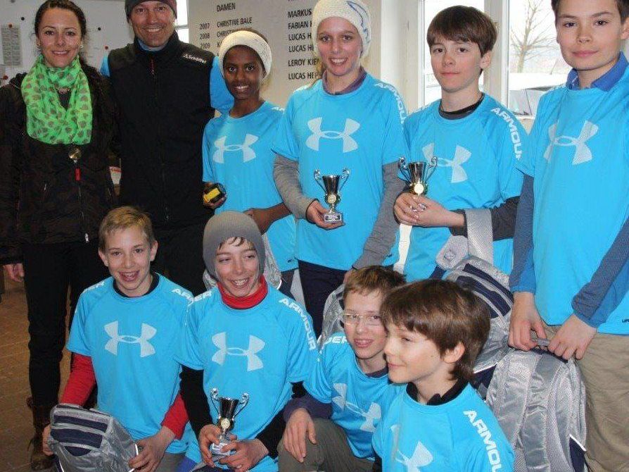 Siegerehrung Kinderklasse; von links: Natascha und Mario Reiter mit Skigolfkindern. Siegerehrung Kinderklasse; von links: Natascha und Mario Reiter mit Skigolfkindern.