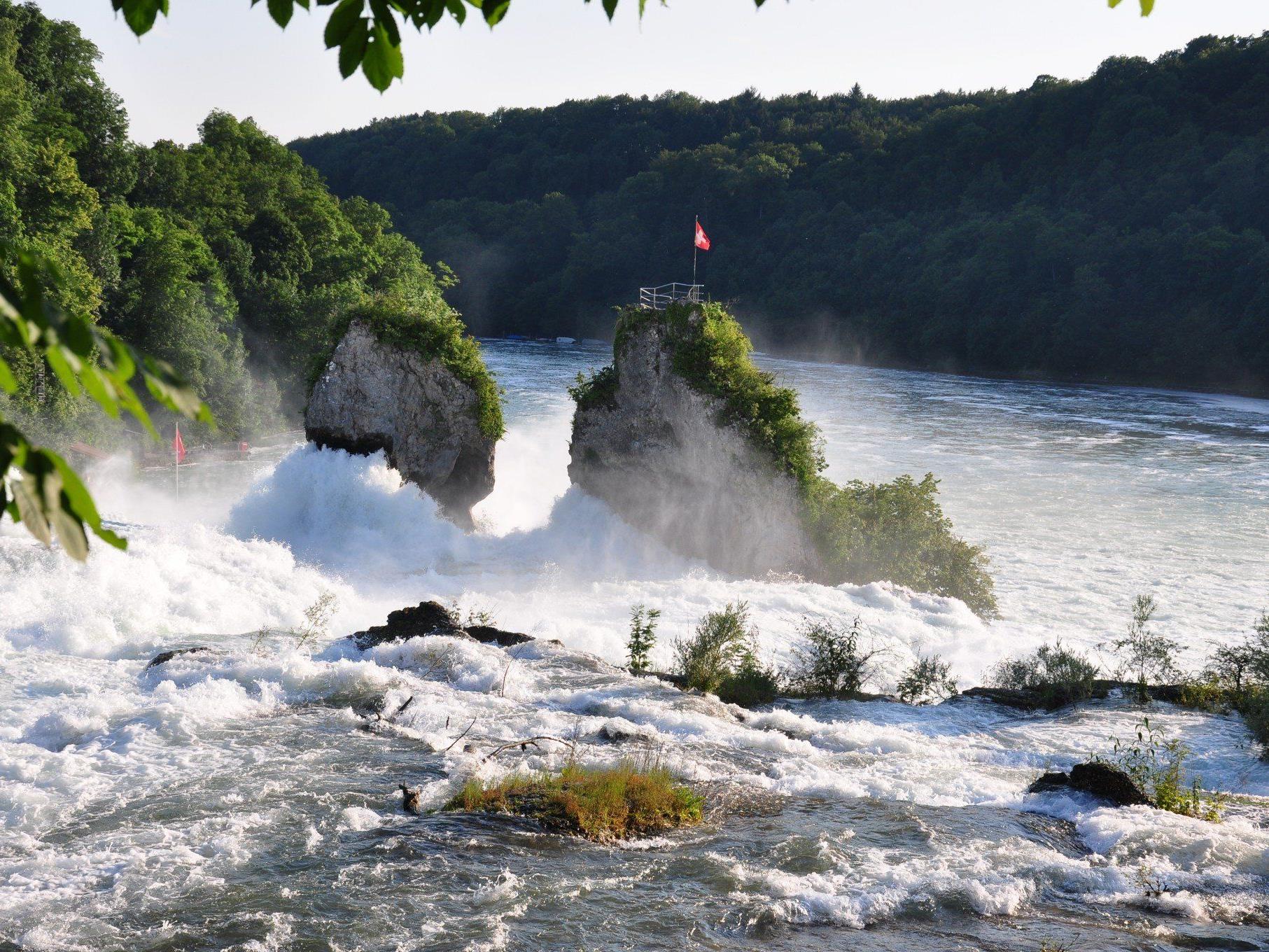 1,3 Millionen Menschen aus aller Welt lassen sich dieses Spektakel jedes Jahr nicht entgehen: Der Rheinfall – größter Wasserfall Europas – weckt nun auch Begehrlichkeiten der Stromproduzenten.