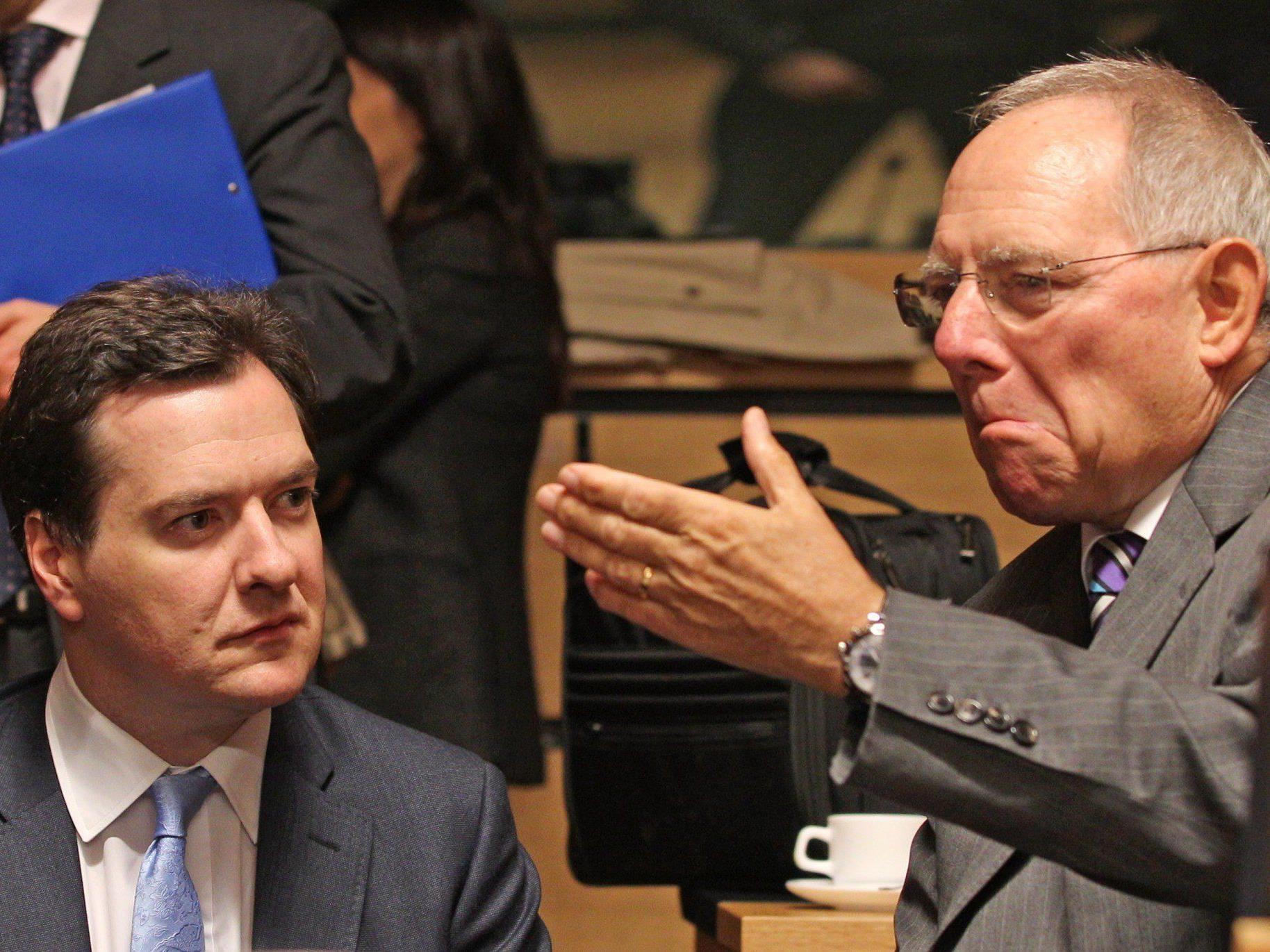 Wolfgang Schäuble redet mit seinem britischen Amtskollegen Osborne (l.) - aber nicht über die Medien.