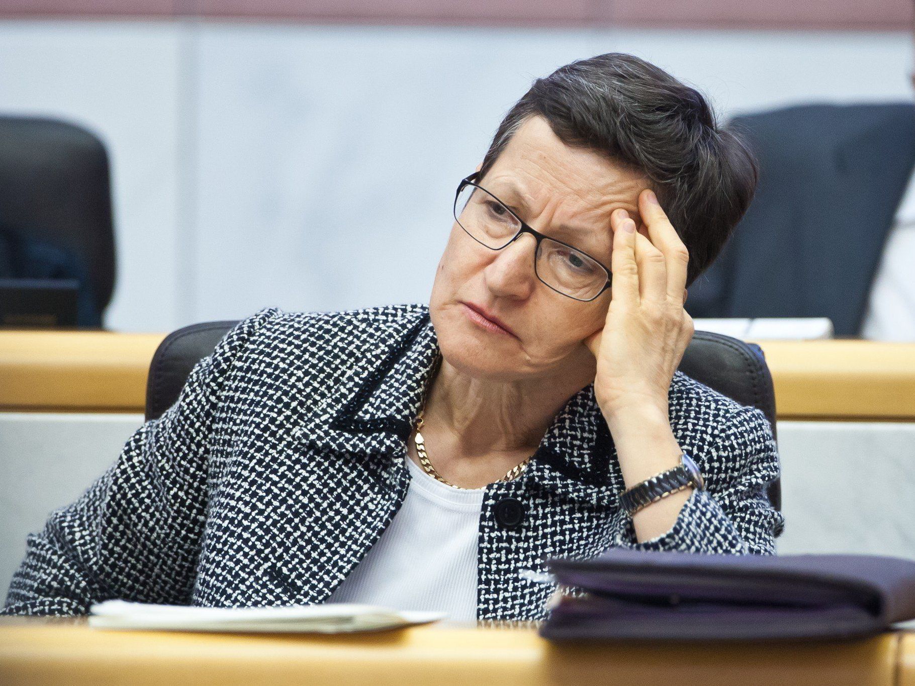 Landesrätin Greti Schmid im Kreuzfeuer der Kritik. Landesrätin Greti Schmid im Kreuzfeuer der Kritik.