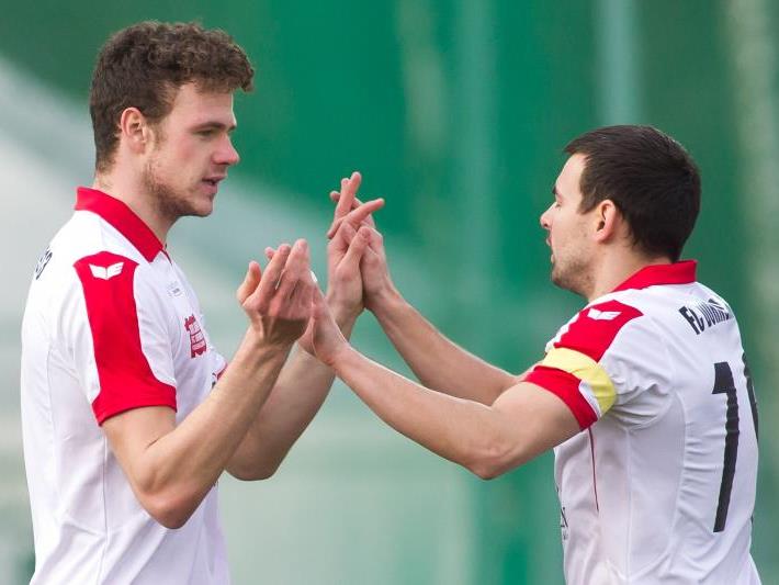Goldtorschütze Deniz Mujic mit Kapitän Kevin Dold freuen sich über den 1:0-Derbysieg gegen Hard.