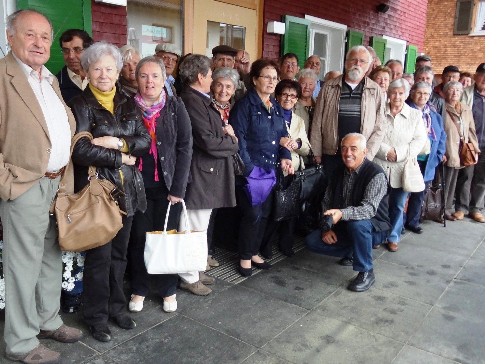 Die Götzner Pensionisten vor der „Traube“ in Lingenau