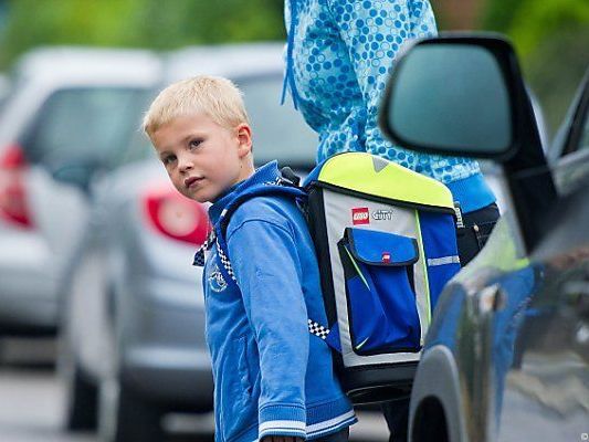 Richtige Überqueren der Straße ist wichtig Richtige Überqueren der Straße ist wichtig