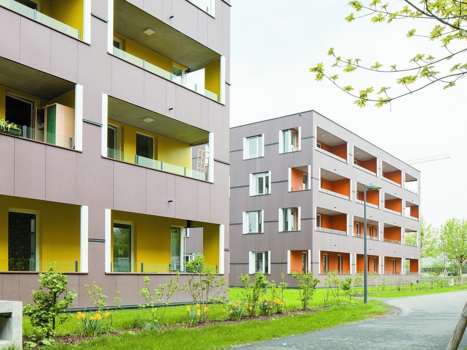 Klar abgestuft Öffentliche Rad- und Fußwege, öffentliches Grün mit schützender Hecke, Balkone, Privatsphäre in der Wohnung.