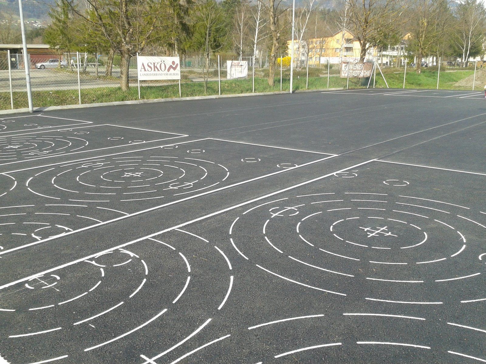 neu geteerter Asphaltplatz neu geteerter Asphaltplatz