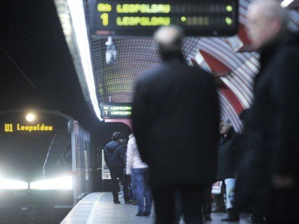 Am Montag kam es auf der U-Bahn-Linie U1 zu Verzögerungen. Die STation Südtirolerplatz wurde geräumt. Am Montag kam es auf der U-Bahn-Linie U1 zu Verzögerungen. Die STation Südtirolerplatz wurde geräumt.