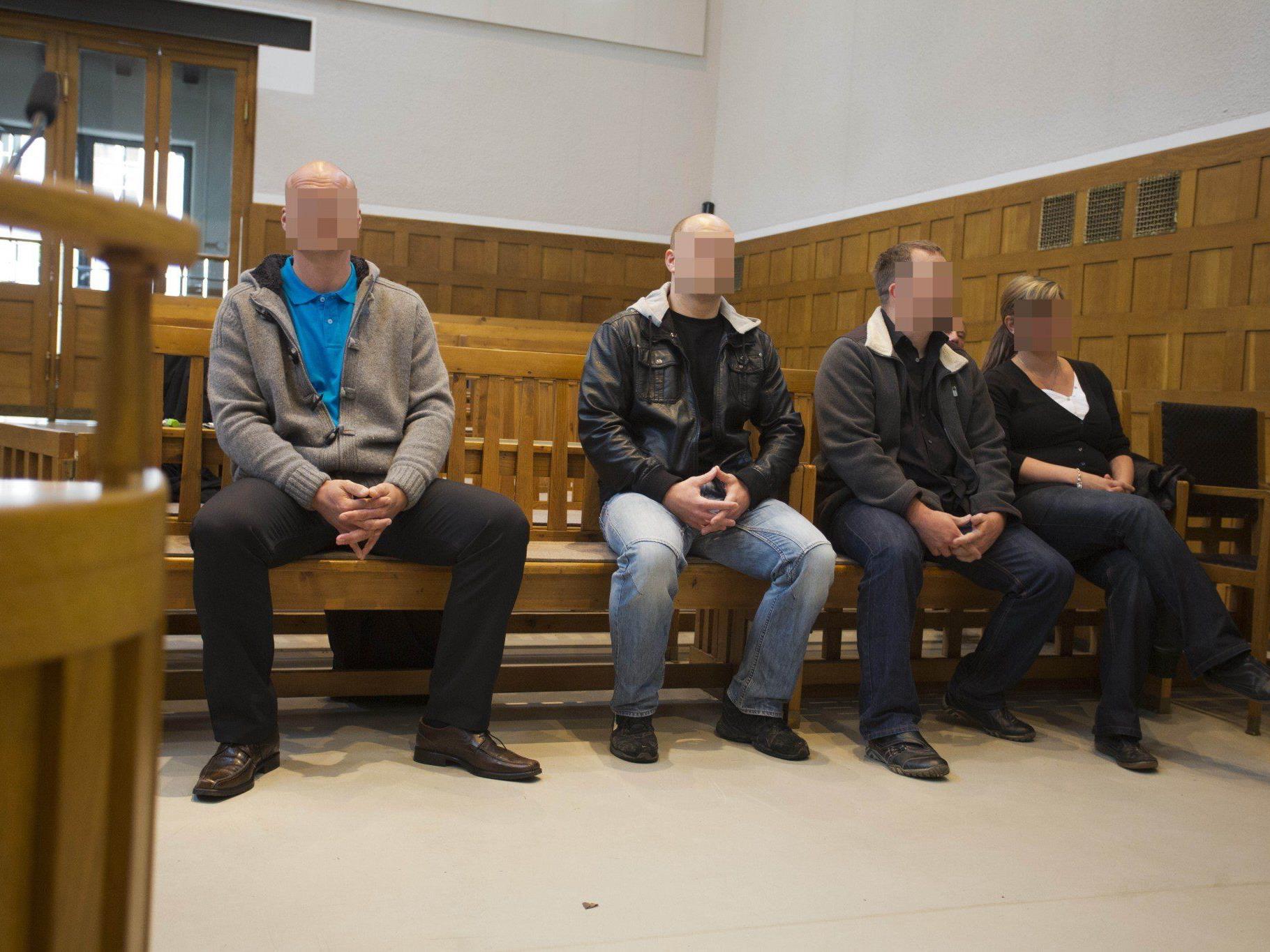 Vier Wachebeamte vor Gericht