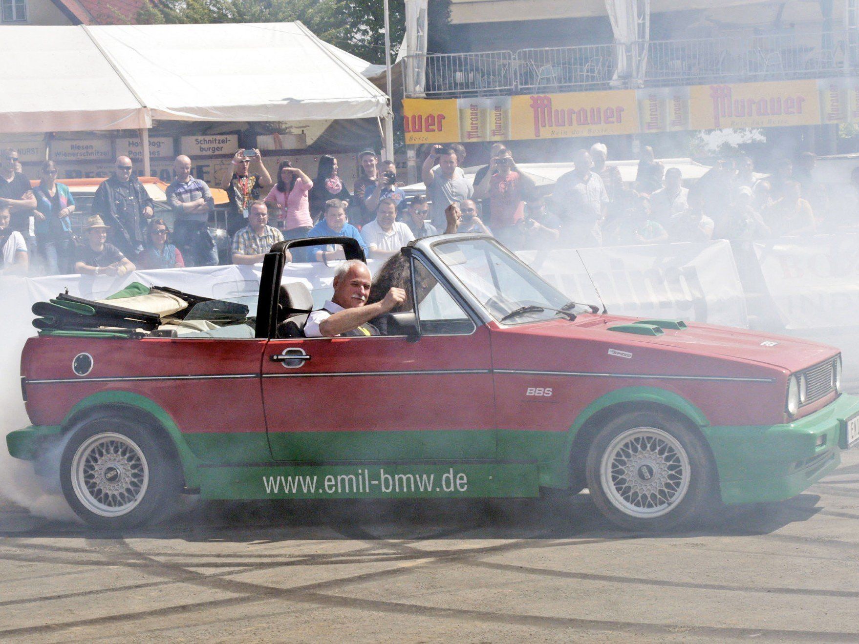 Bürgermeister Adolf Stark und Besucher zu Beginn des 32. GTI-Treffens in Reifnitz am Wörthersee. Bürgermeister Adolf Stark und Besucher zu Beginn des 32. GTI-Treffens in Reifnitz am Wörthersee.