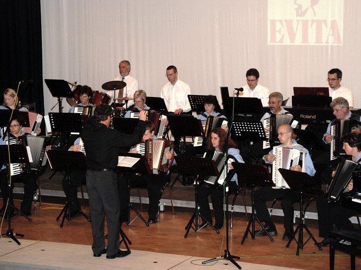 Das erste Orchester des Akkordeonclub Altach unter der Leitung von Peter Ender.