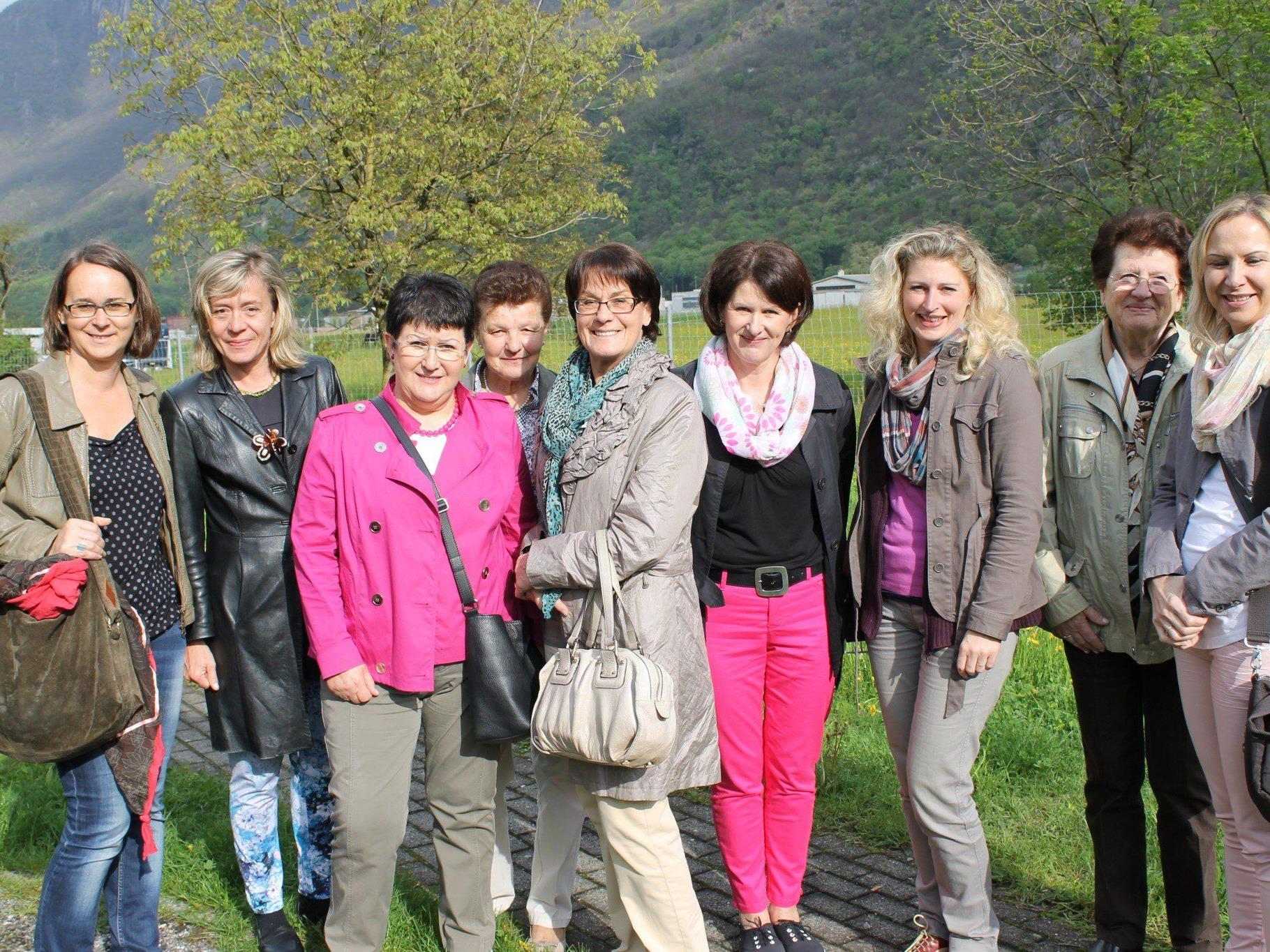 Frauengruppe auf dem Weg nach Como