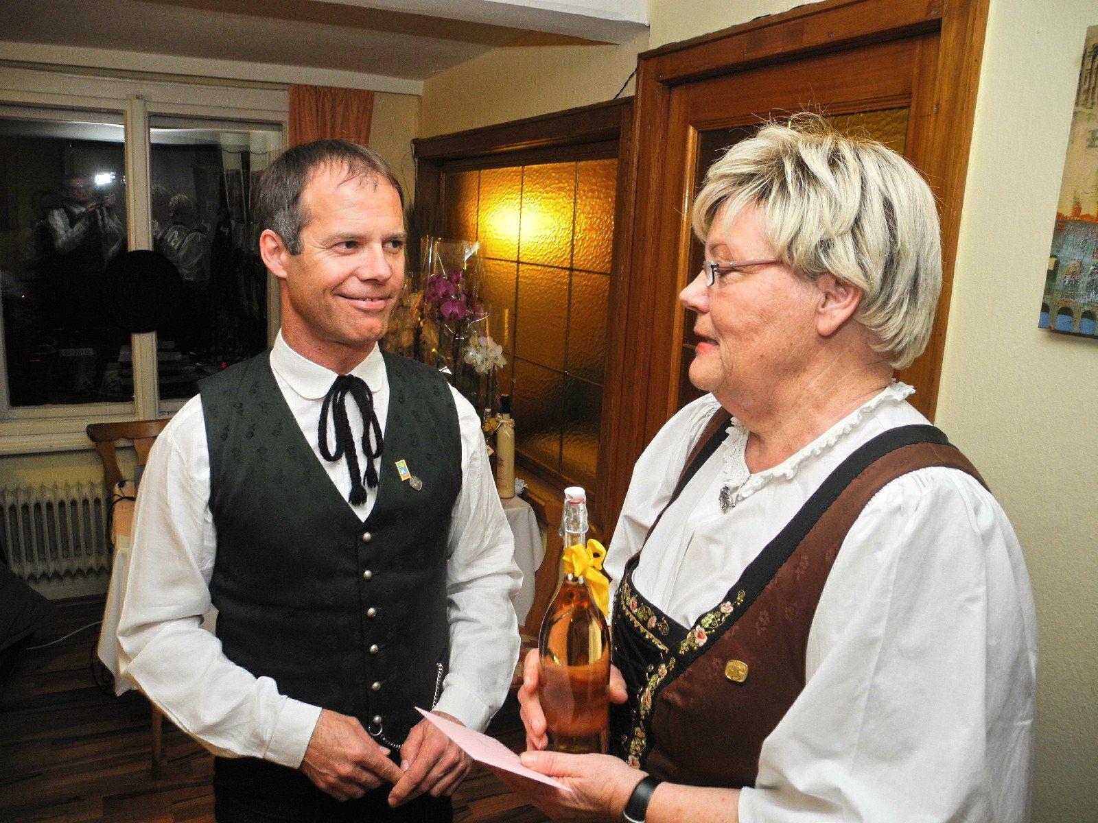Die Obfrau Helga Rieder der TG Wolfurt gratuliert Markus Haider der seit 25 Jahren bei der TG ist.
