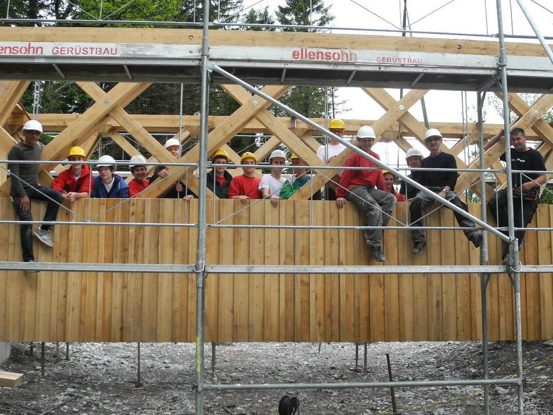 Schlüer und Fachlehrer der HTL Rankweil auf ihrer selbstgebauten "Kleinen Ill Brücke"