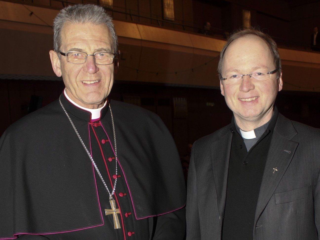 Der alte Bischof und der zukünftige Bischof auf einem Bild.