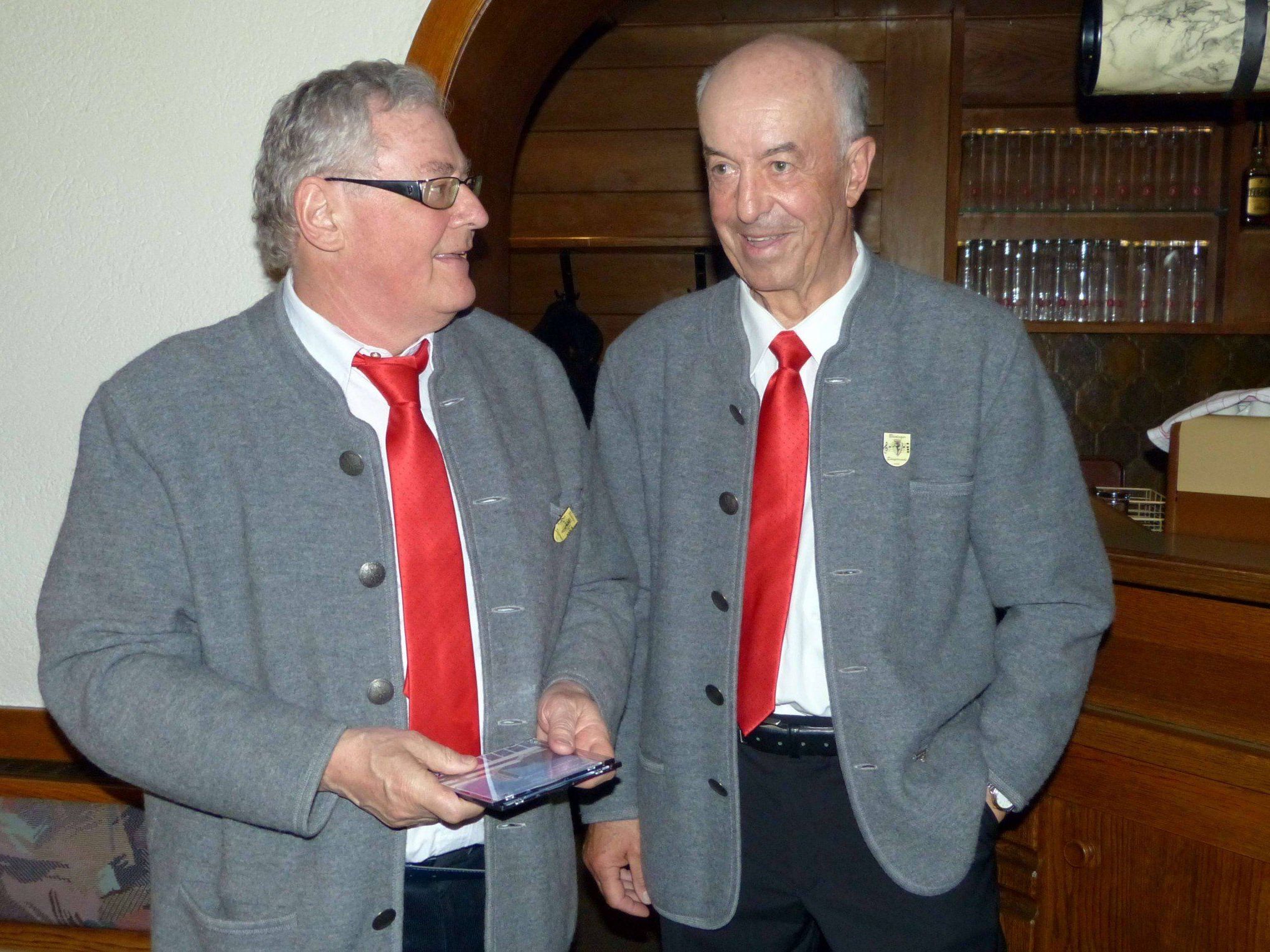 Schneider Peter(re) gratuliert dem neuen Vorstand Dr. Josef Concin (li). Schneider Peter(re) gratuliert dem neuen Vorstand Dr. Josef Concin (li).