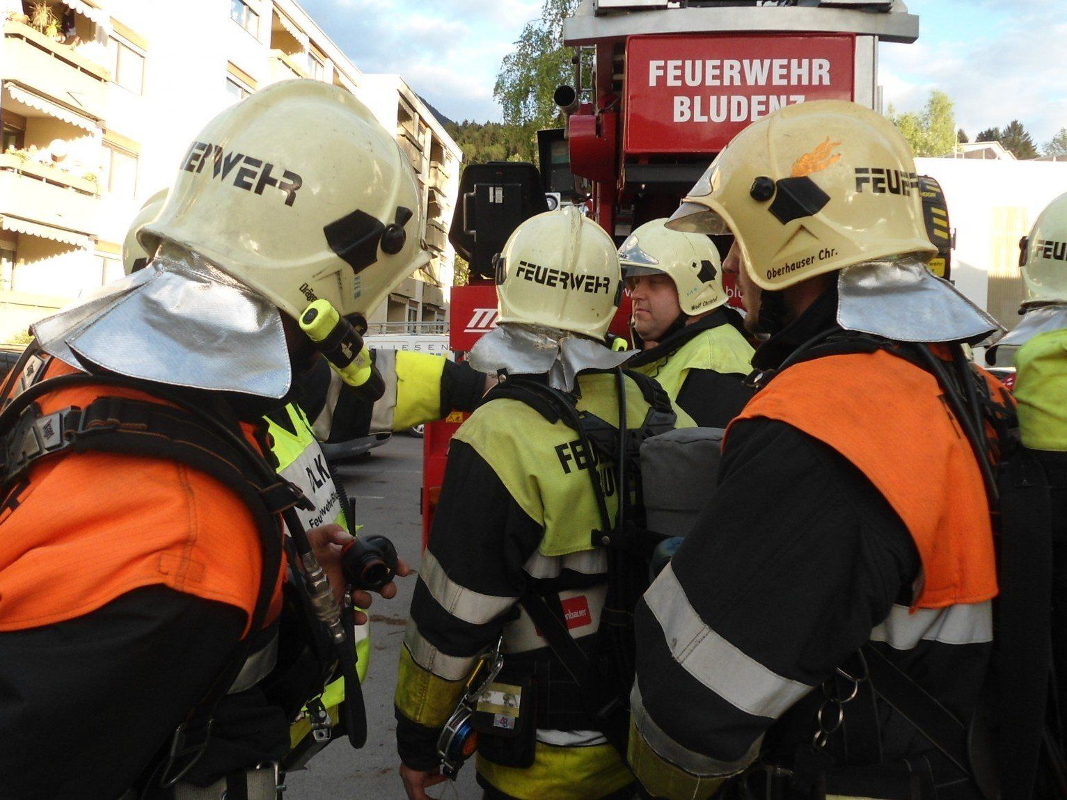 Feuerwehreinsatz in der Siedlung „Beim Kreuz“. Feuerwehreinsatz in der Siedlung „Beim Kreuz“.