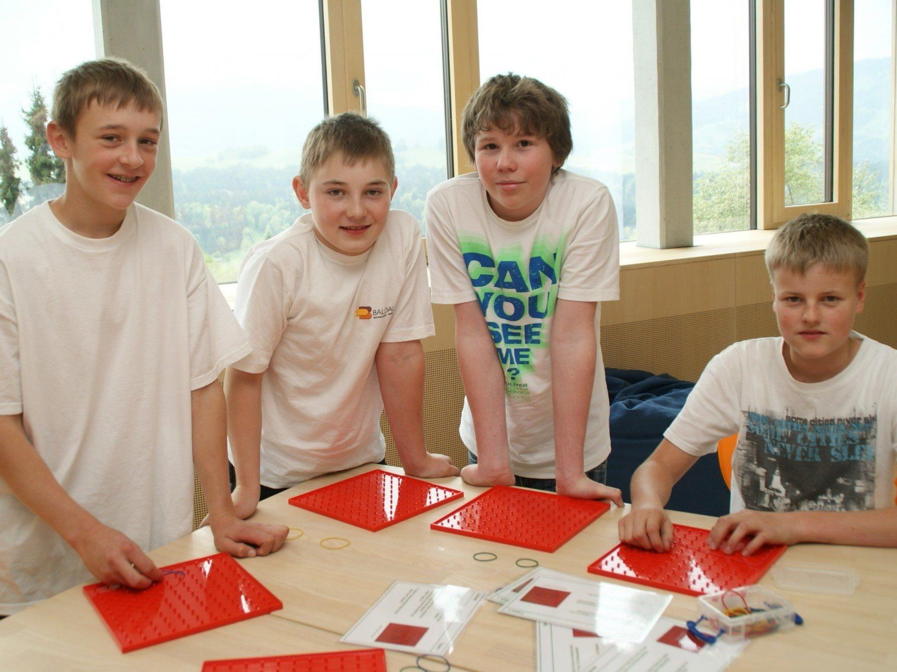 Michael, Georg, Dominik und Patrick freuen sich über ihre neue Schule