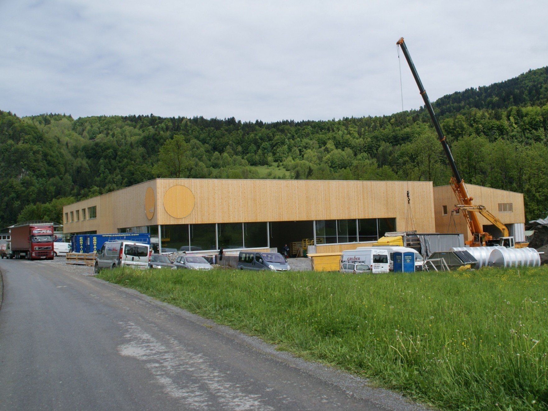 Die Fassade des neuen Hauses ist fertig gestellt Die Fassade des neuen Hauses ist fertig gestellt