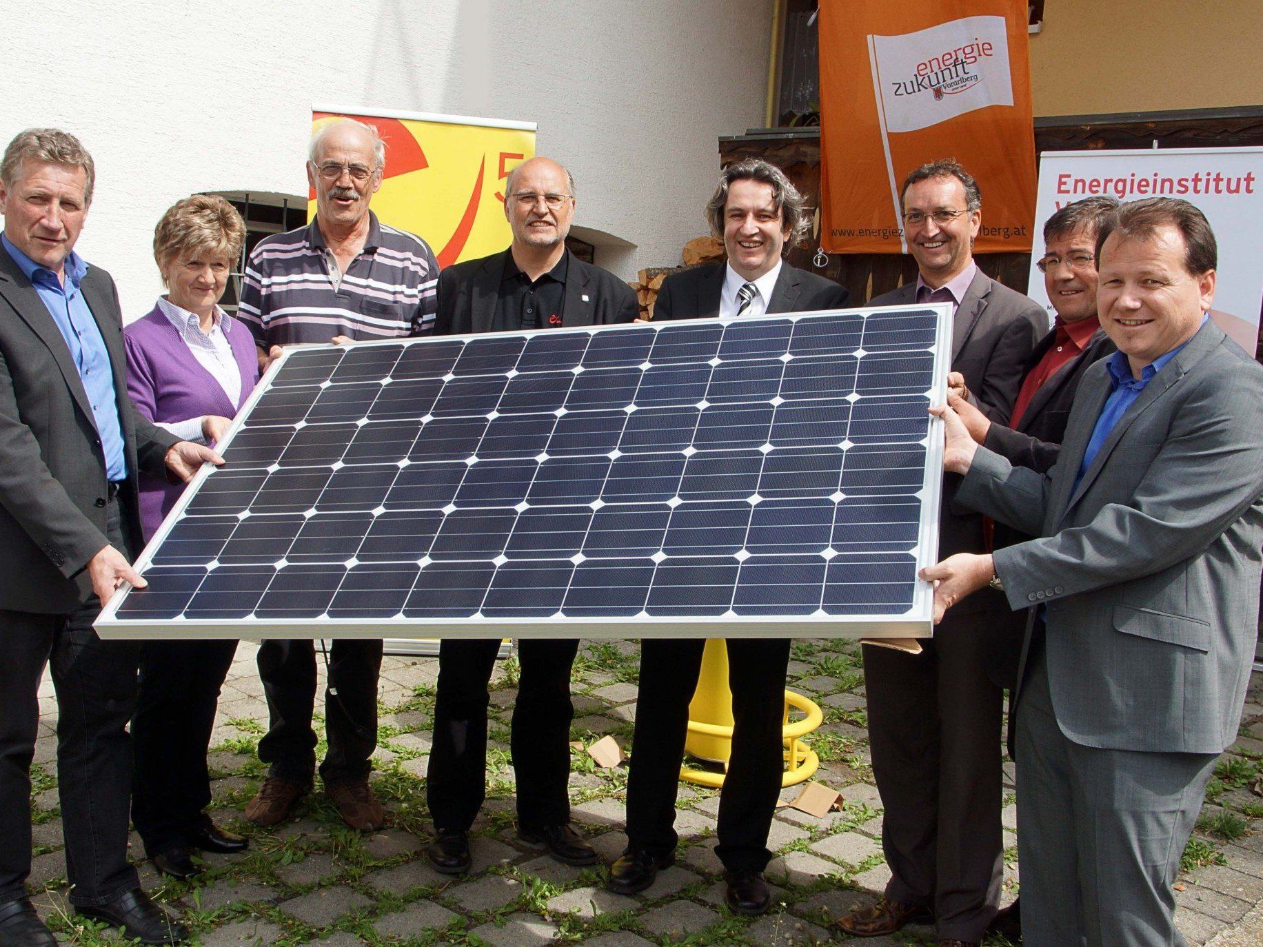 v.li. LR Erich Schzwärzler, Brigitte und Otto Stuchly, Karl-Heinz Kasper, die Bürgermeister Michael Tinkhauser, Dieter Lauermann, Willi Müller, Harald Witwer. v.li. LR Erich Schzwärzler, Brigitte und Otto Stuchly, Karl-Heinz Kasper, die Bürgermeister Michael Tinkhauser, Dieter Lauermann, Willi Müller, Harald Witwer.