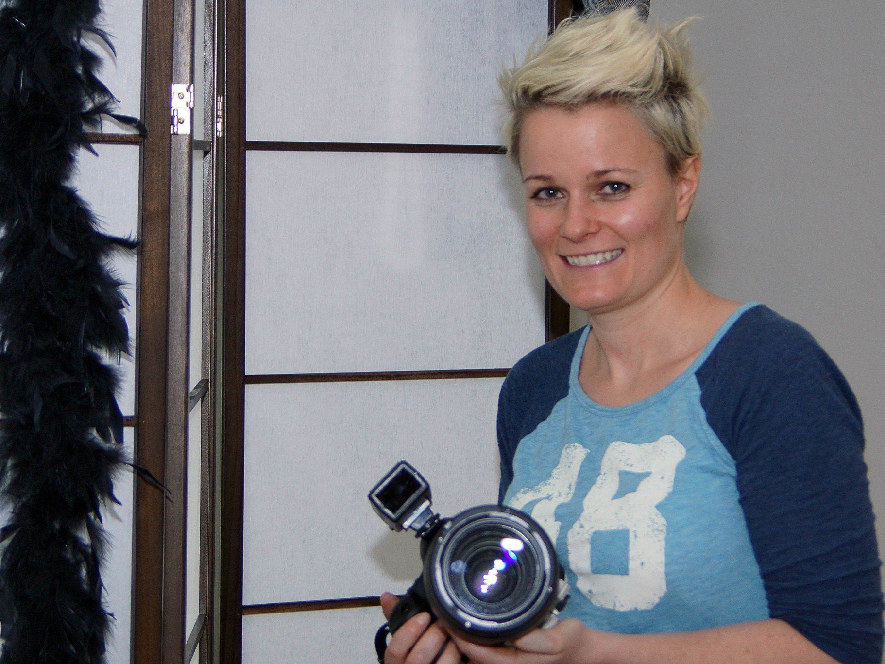 Mit der Kamera fängt Carola Eugster  ihre Fotomotive ein. Mit der Kamera fängt Carola Eugster  ihre Fotomotive ein.