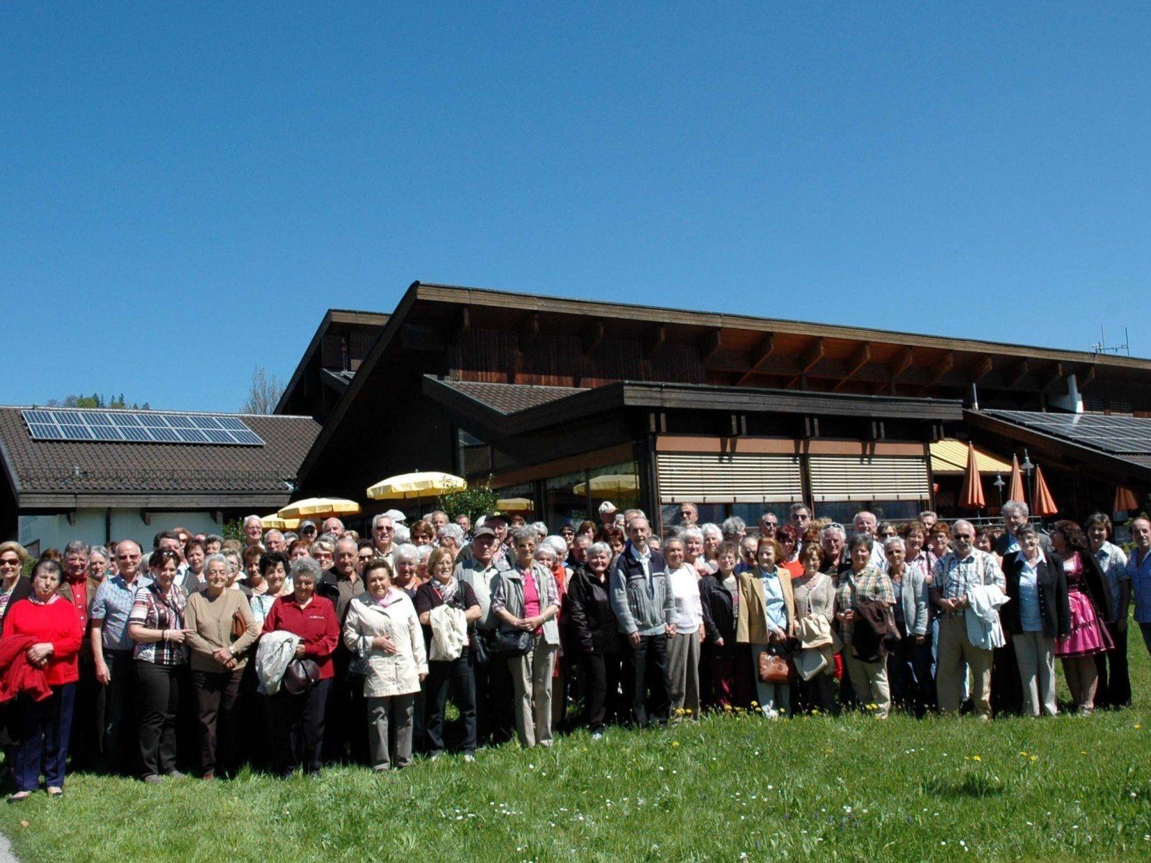 Fröhliche Pensionisten bei der Tagesfahrt am 8. 5. 2013 Fröhliche Pensionisten bei der Tagesfahrt am 8. 5. 2013