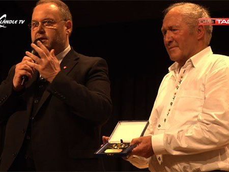 Erich Nachbauer erhielt unter anderem eine Ehrung von der Gemeinde Klaus Erich Nachbauer erhielt unter anderem eine Ehrung von der Gemeinde Klaus