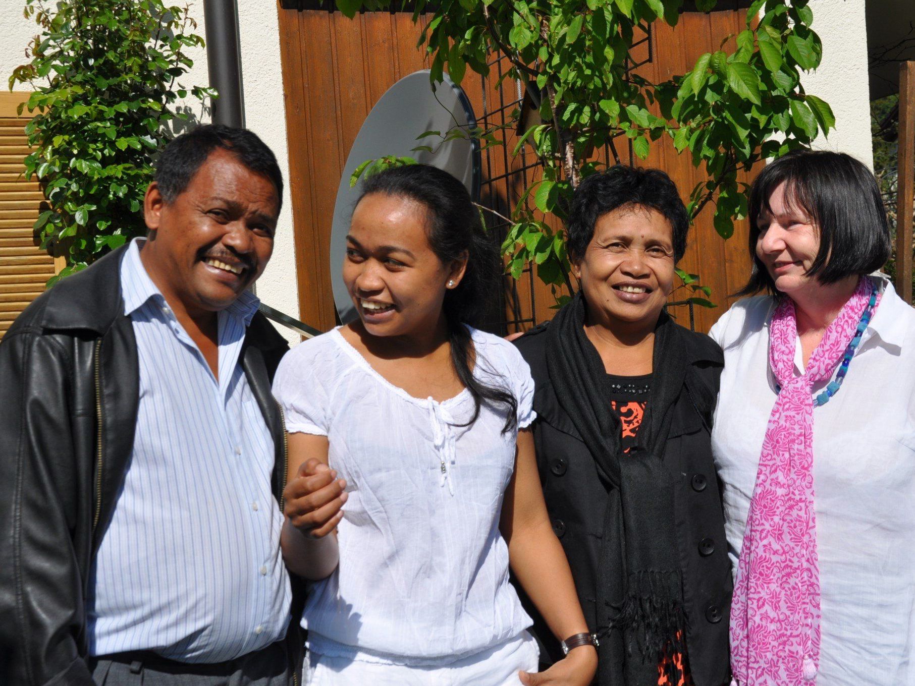 v.li.: Vater, Fenon, Mutter und Brigitte Kosta v.li.: Vater, Fenon, Mutter und Brigitte Kosta