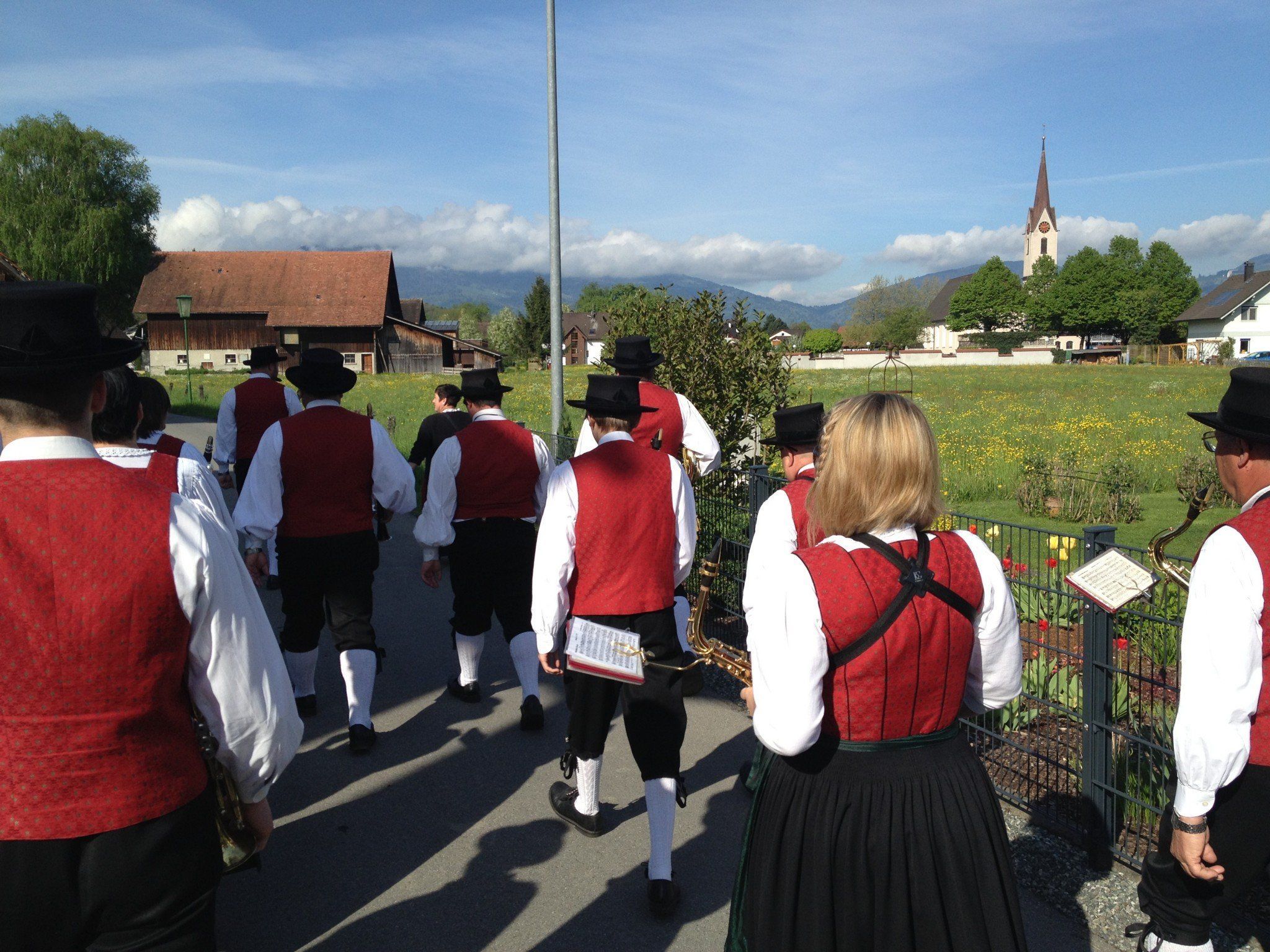 Mit Blasmusik um ganz Mäder. Mit Blasmusik um ganz Mäder.
