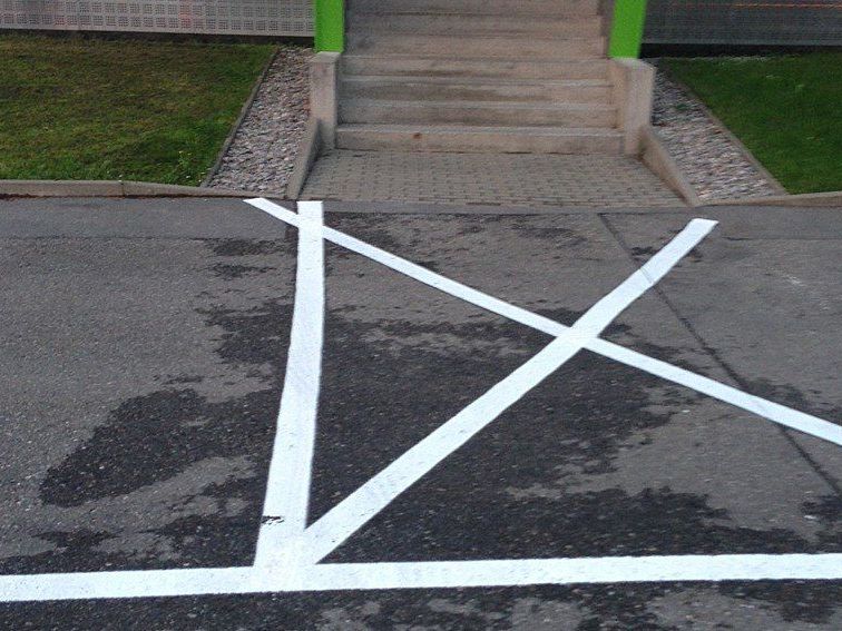 "Verpfuschte" Markierungsarbeiten durch "Teerpartie" "Verpfuschte" Markierungsarbeiten durch "Teerpartie"