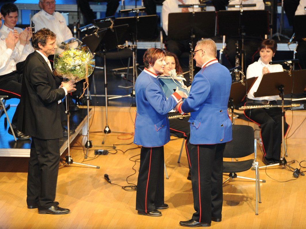 Obmann-Stellvertreterin Helga Fend und Kapellmeister Donat Kummer gratulierten dem Jubilar, Obmann Klaus Ellensohn. Obmann-Stellvertreterin Helga Fend und Kapellmeister Donat Kummer gratulierten dem Jubilar, Obmann Klaus Ellensohn.