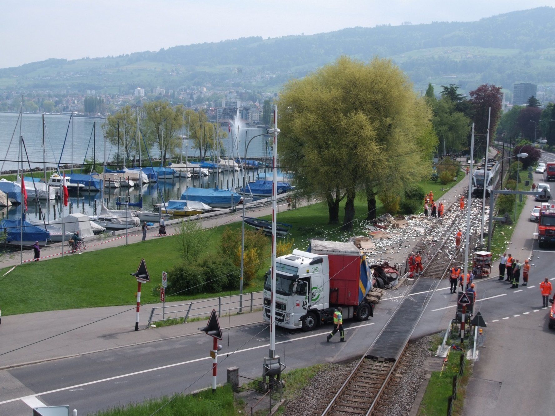 Vom Auflieger blieb durch die Wucht des Aufpralls nicht viel übrig. Vom Auflieger blieb durch die Wucht des Aufpralls nicht viel übrig.