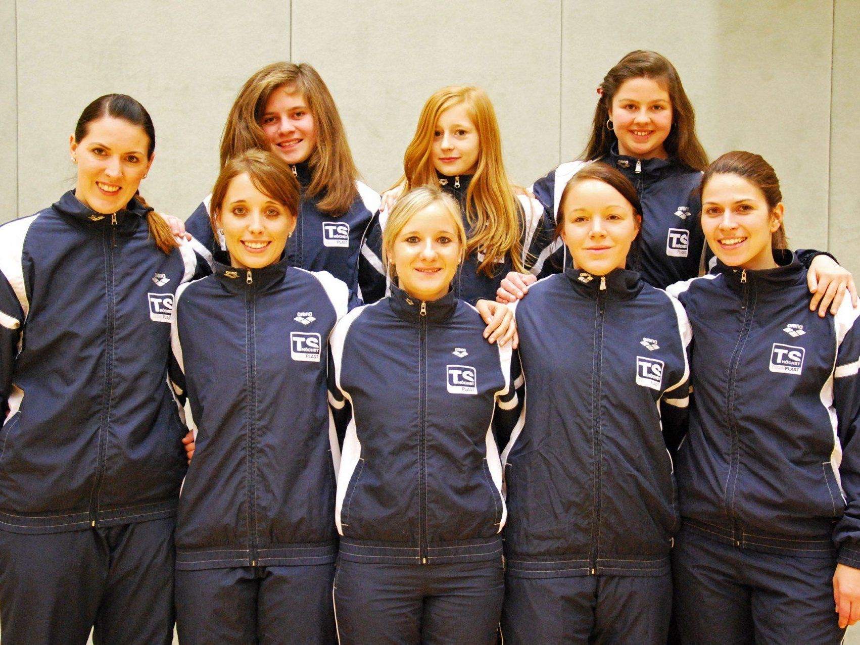 Die Höchster Faustballdamen starteten mit Vollgas und zwei Siegen in die Feldsaison Die Höchster Faustballdamen starteten mit Vollgas und zwei Siegen in die Feldsaison