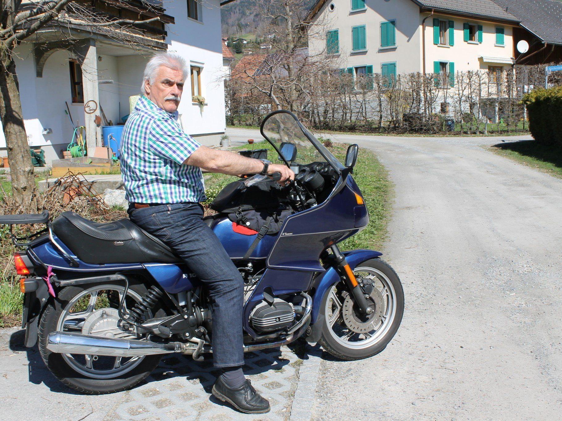 Hans Bösch genießt die Freiheit mit seinem Motorrad