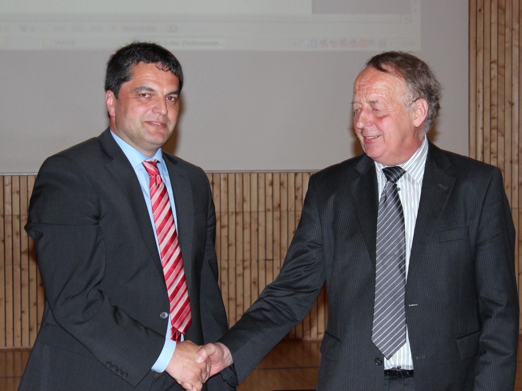 Alt-Bürgermeister Pius Natter (re.) gratuliert seinem Nachfolger Andreas Simma.