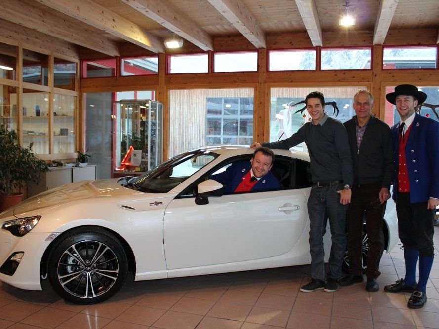 Festobmann und Obmann Mathias Simma, Michael und Walter Natter von Toyota Natter und Festobmann Martin Natter mit dem Hauptgewinn, dem flotten Toyota.. Festobmann und Obmann Mathias Simma, Michael und Walter Natter von Toyota Natter und Festobmann Martin Natter mit dem Hauptgewinn, dem flotten Toyota..