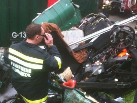 Sattelschlepper stürzte von A1 in NÖ acht Meter ab Sattelschlepper stürzte von A1 in NÖ acht Meter ab