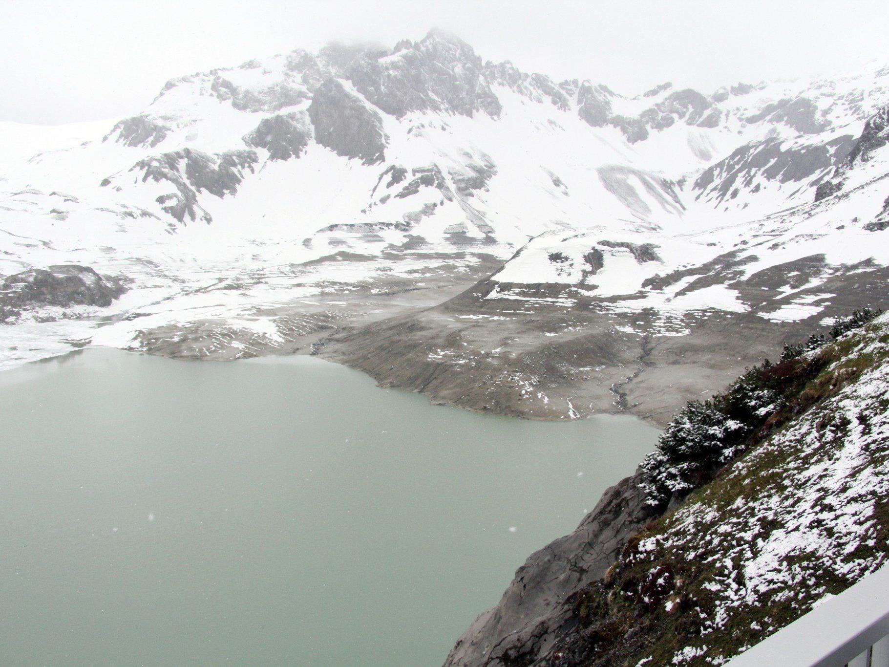 Der Lünersee - nur mehr ein Drittel seiner üblichen Wasseroberfläche ist derzeit vorhanden. Der Lünersee - nur mehr ein Drittel seiner üblichen Wasseroberfläche ist derzeit vorhanden.