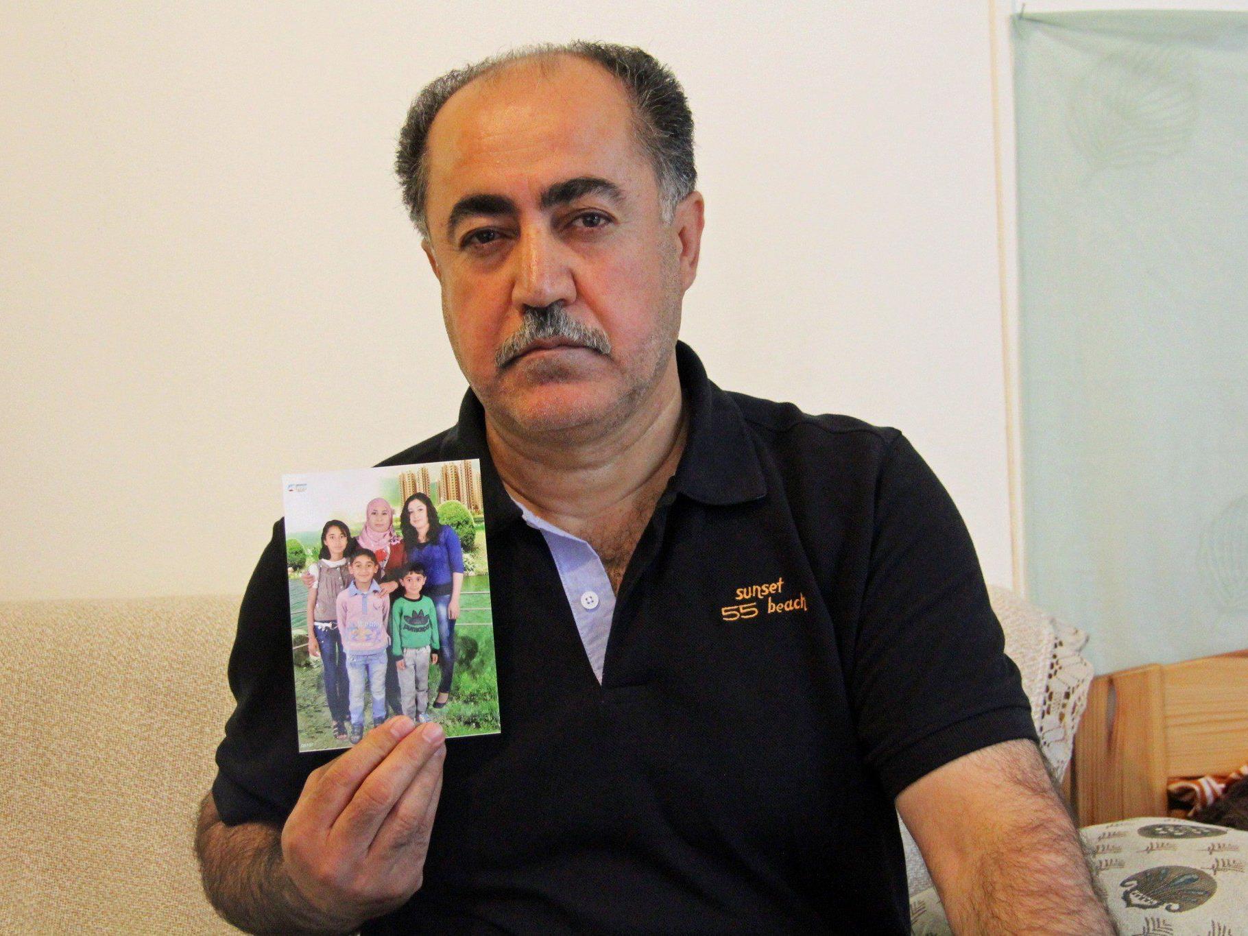 Mozafer Kischti mit einem Foto seiner Familie - gerne würde er sie sofort nach Österreich holen.