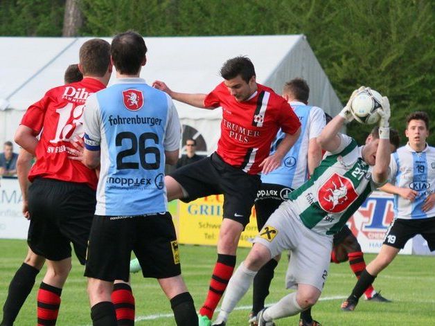 FC Hard verlor das Heimspiel gegen Seekirchen mit 1:2-Toren und bleibt Drittletzter. FC Hard verlor das Heimspiel gegen Seekirchen mit 1:2-Toren und bleibt Drittletzter.