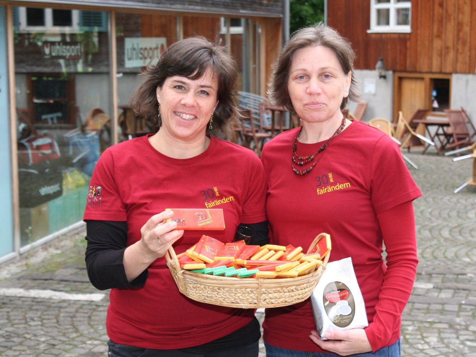 Weltladen Geschäftsführerin Hemma Bildstein und Mitarbeiterin Maria Groß-Panhofer freuten sich über ein tolles Fest