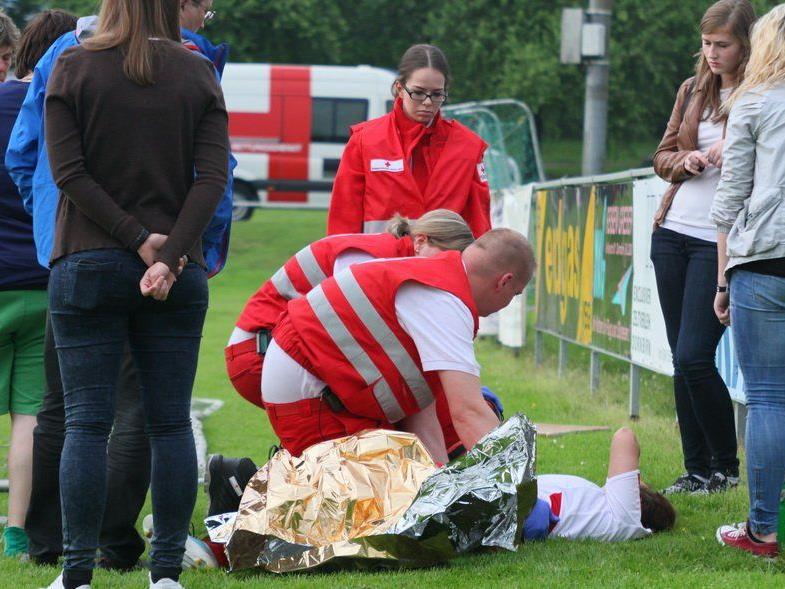 Rankweil-Stürmerin Julia Schnetzer wurde schwerst verletzt mit dem Rettungswagen ins Spital gebracht.