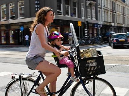 Radfahrerin und dreijähriger Sohn bei Unfall in Wien leicht verletzt Radfahrerin und dreijähriger Sohn bei Unfall in Wien leicht verletzt
