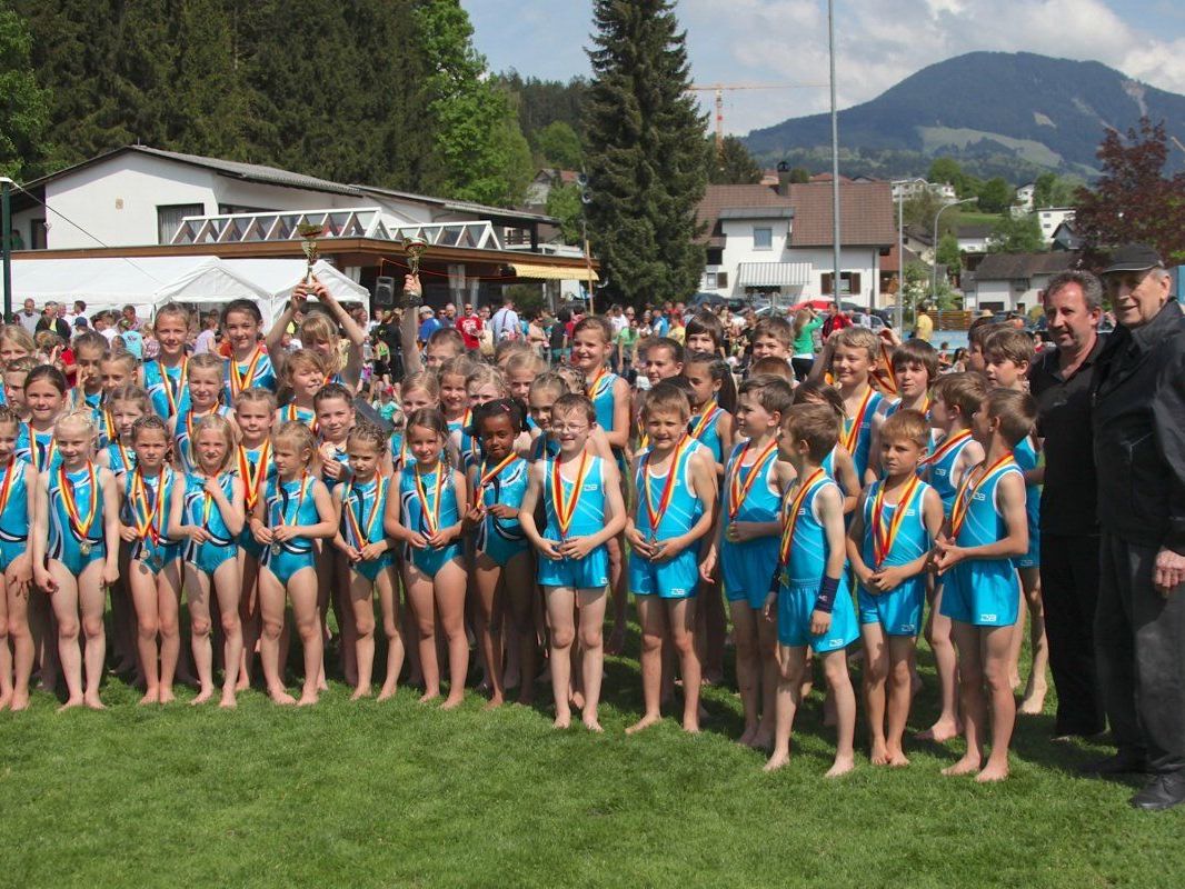 Die Jugend der TS Göfis im neuen Dress, gesponsert von Kreuzwirt Rudi Meier Die Jugend der TS Göfis im neuen Dress, gesponsert von Kreuzwirt Rudi Meier