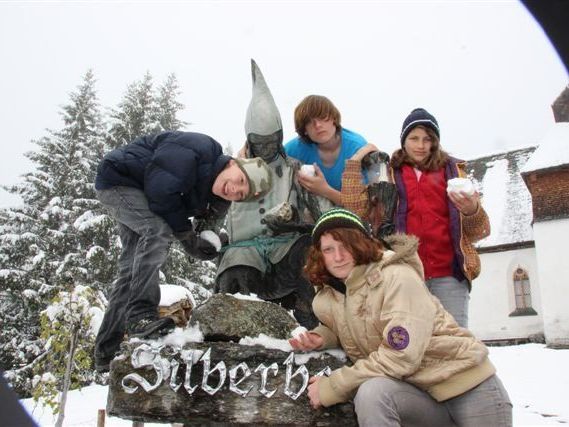Die Kinder fanden es lustig, den eisernen Bergknappen mit Schneebällen zu begrüßen. Die Kinder fanden es lustig, den eisernen Bergknappen mit Schneebällen zu begrüßen.