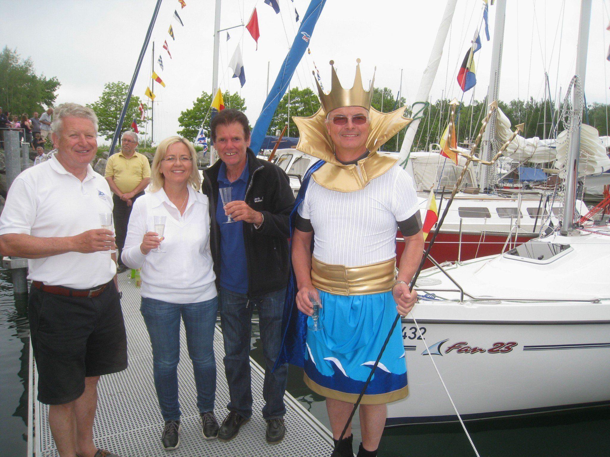 Die Bootstaufe des LYC am Pfingstsonntag im Hafen hat schon langjährige Tradition.